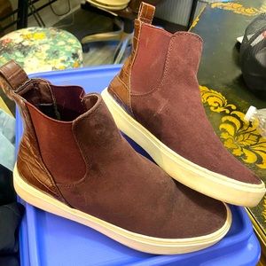 High Top H&M Maroon Shoes. Women’s Size 7!